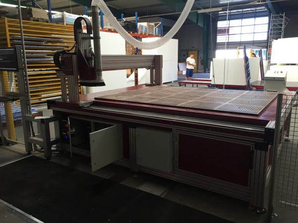 Portalfräse für Kunststoff- und Holzbearbeitung mit stabiler Bauweise und präziser CNC-Technologie.