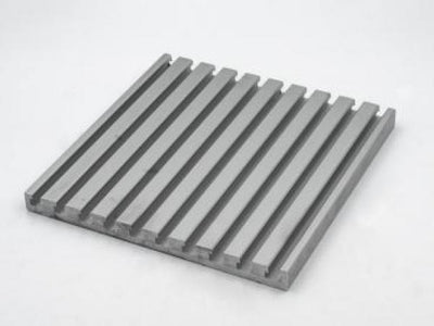 Vollkammerplatte 20 mm aus Aluminium für Vakuumtechnik in CNC-Anwendungen, zeigt flache, rechteckige Bauweise.